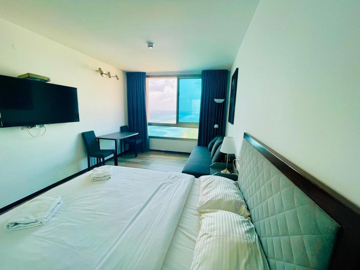 C Tower Apartments Нетания Екстериор снимка